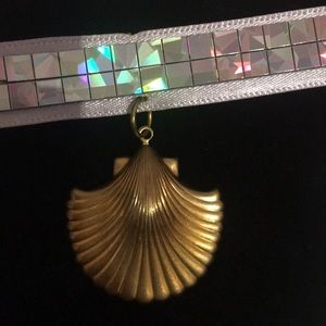 Hollographic shell choker